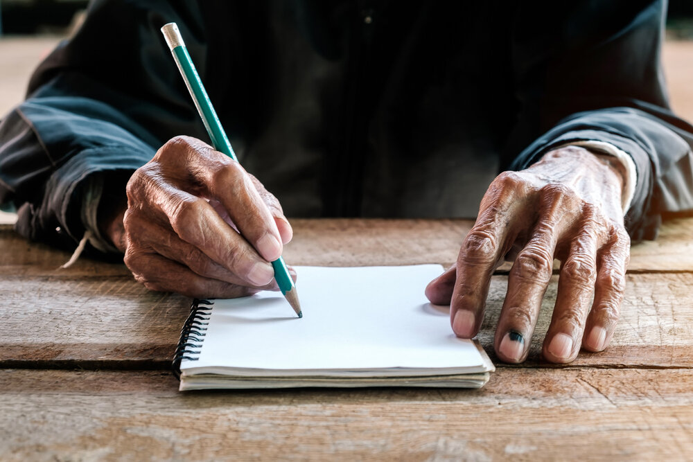 В каком времени писать пишет писатель. Пенсионер пишет. Пенсионеры с бумагами. Мужчина писает. Завещание старики.