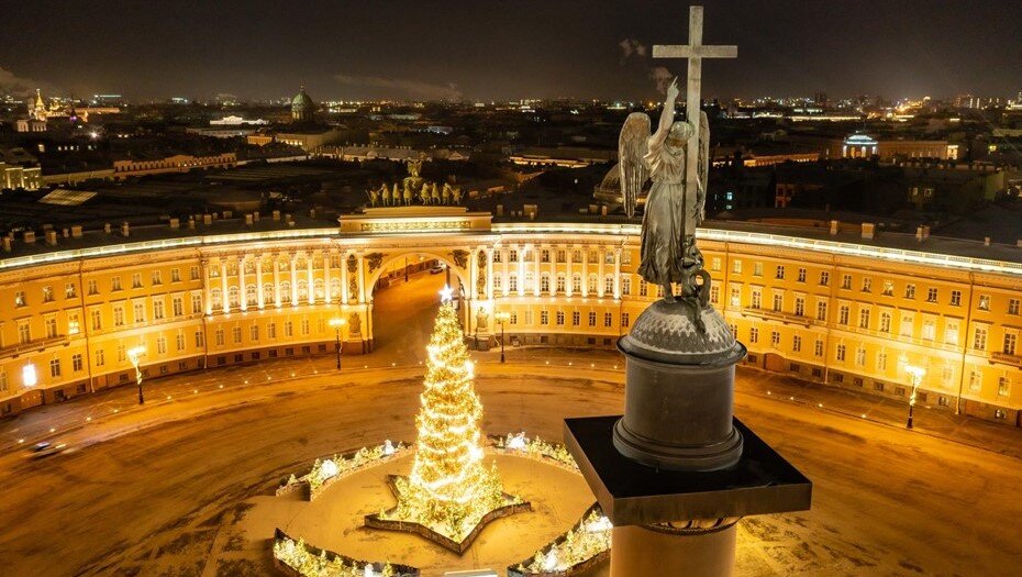    Новогодняя ёлка на Дворцовой площади Петербурга в канун 2022 года. Автор фото: Тихонов Михаил