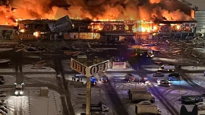     Серьезный пожар произошел сегодня утром в Подмосковье. Огонь вспыхнул в 5:59 в магазине OBI в торговом центре «МЕГА Химки» на Ленинградском шоссе. Сначала загорелась кровля, позже огонь перекинулся в здание магазина.