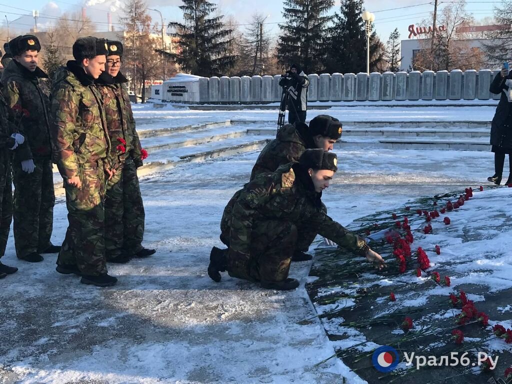    День Героев Отечества в Орске: власти и кадеты города возложили цветы в Сквере Славы