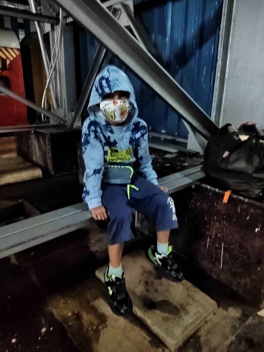 Гоша замучился, что все пытаются потрепать его по голове и пялятся