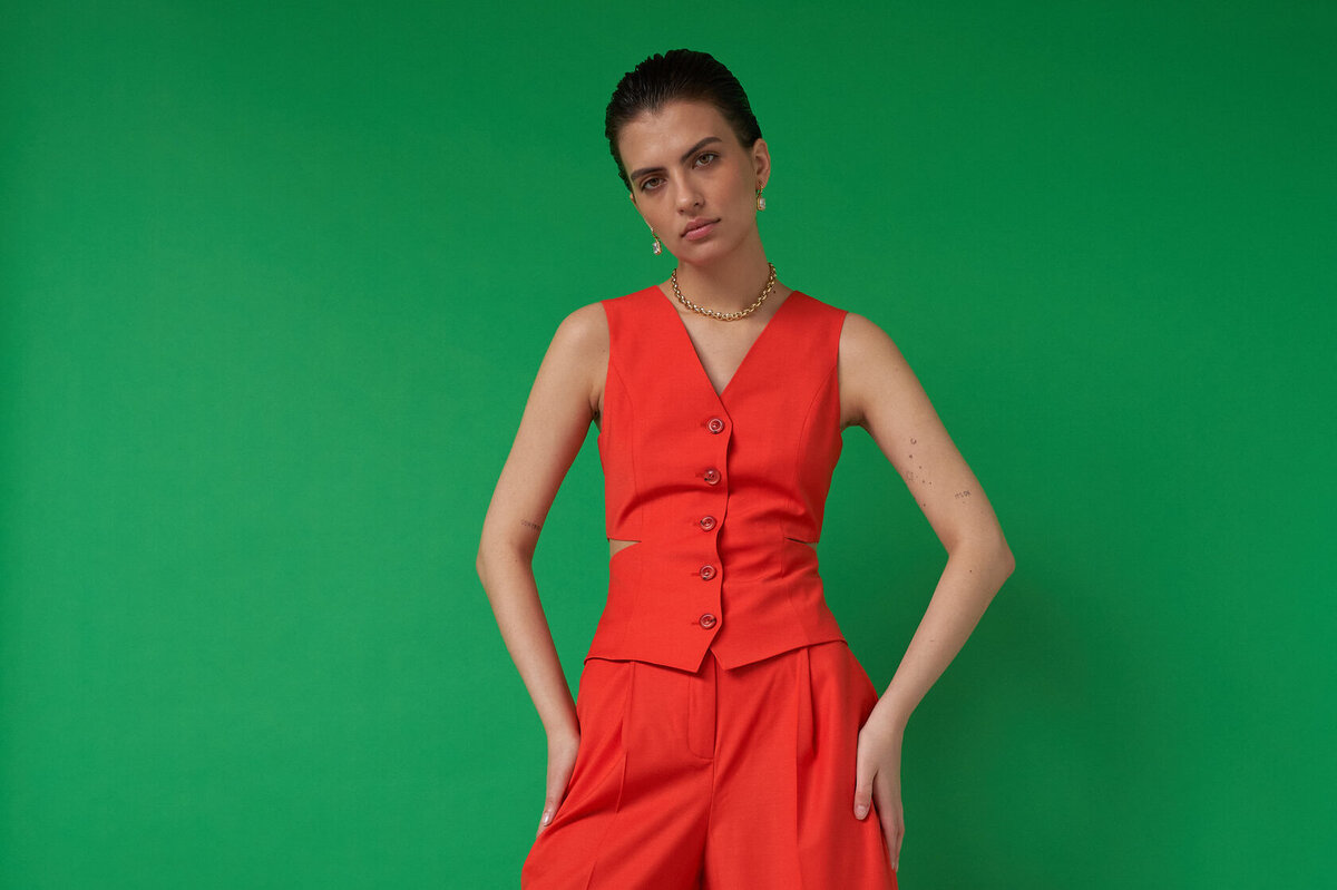     Для стильного и праздничного образа вам нужна одна вещь — и ее можно позаимствовать у парня