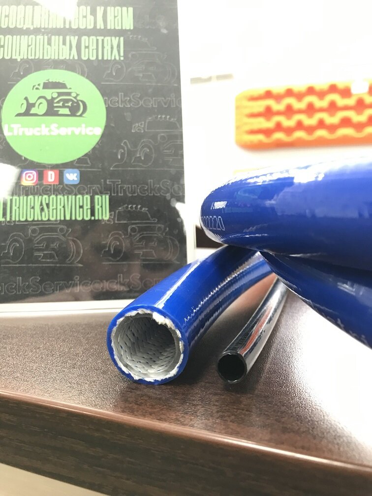 Вот так разница между трубкой из комплекта и шлангом, который установили мы.