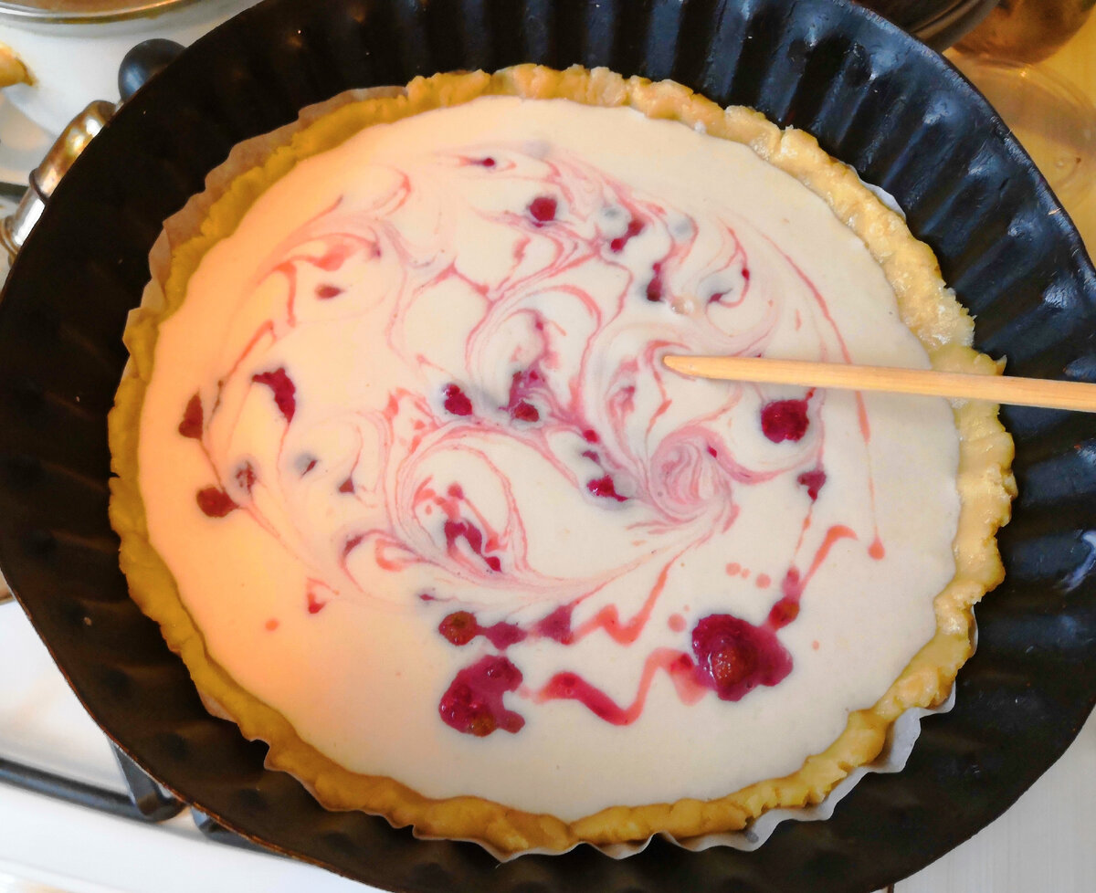 палочкой можно создать рисунок из ягодной заливки.