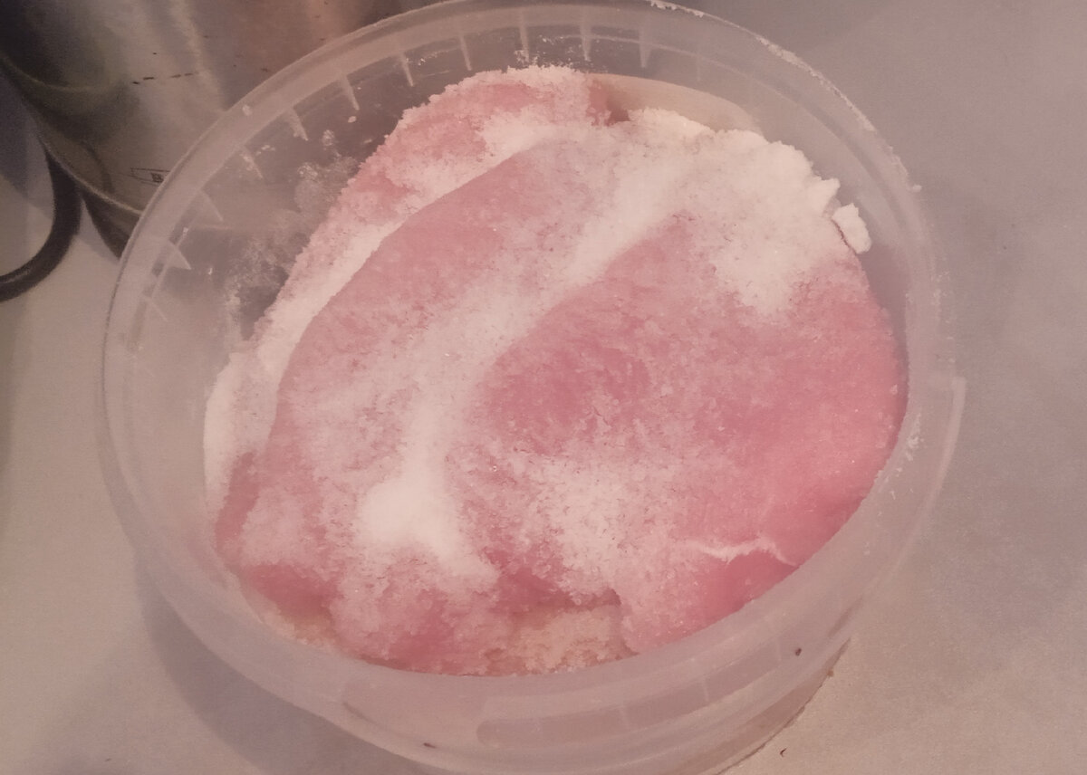 Соль закончилась, ждём когда принесут из магазина. 