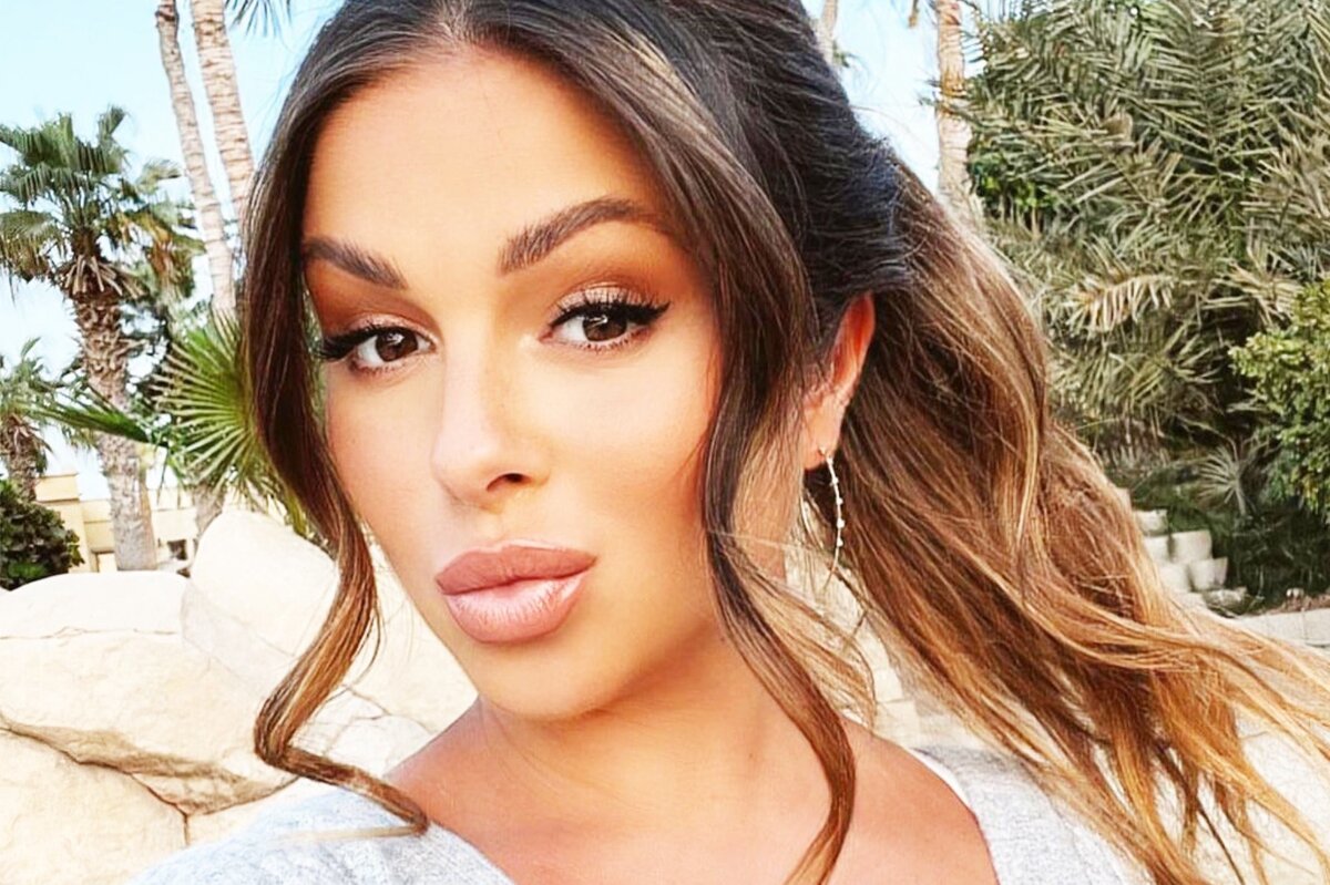     «Опять беременна?»: Нюша в платье с вырезом на животе удивила поклонников