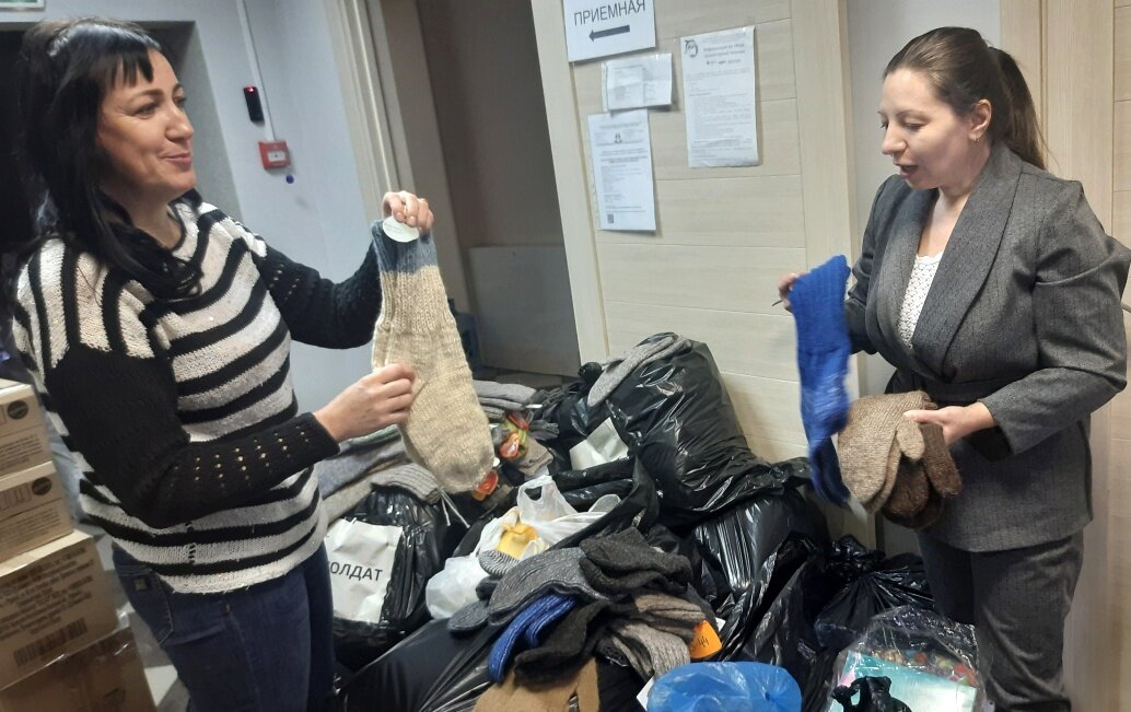    Сургутянки отправили мобилизованным рекордную партию вязанных вещей