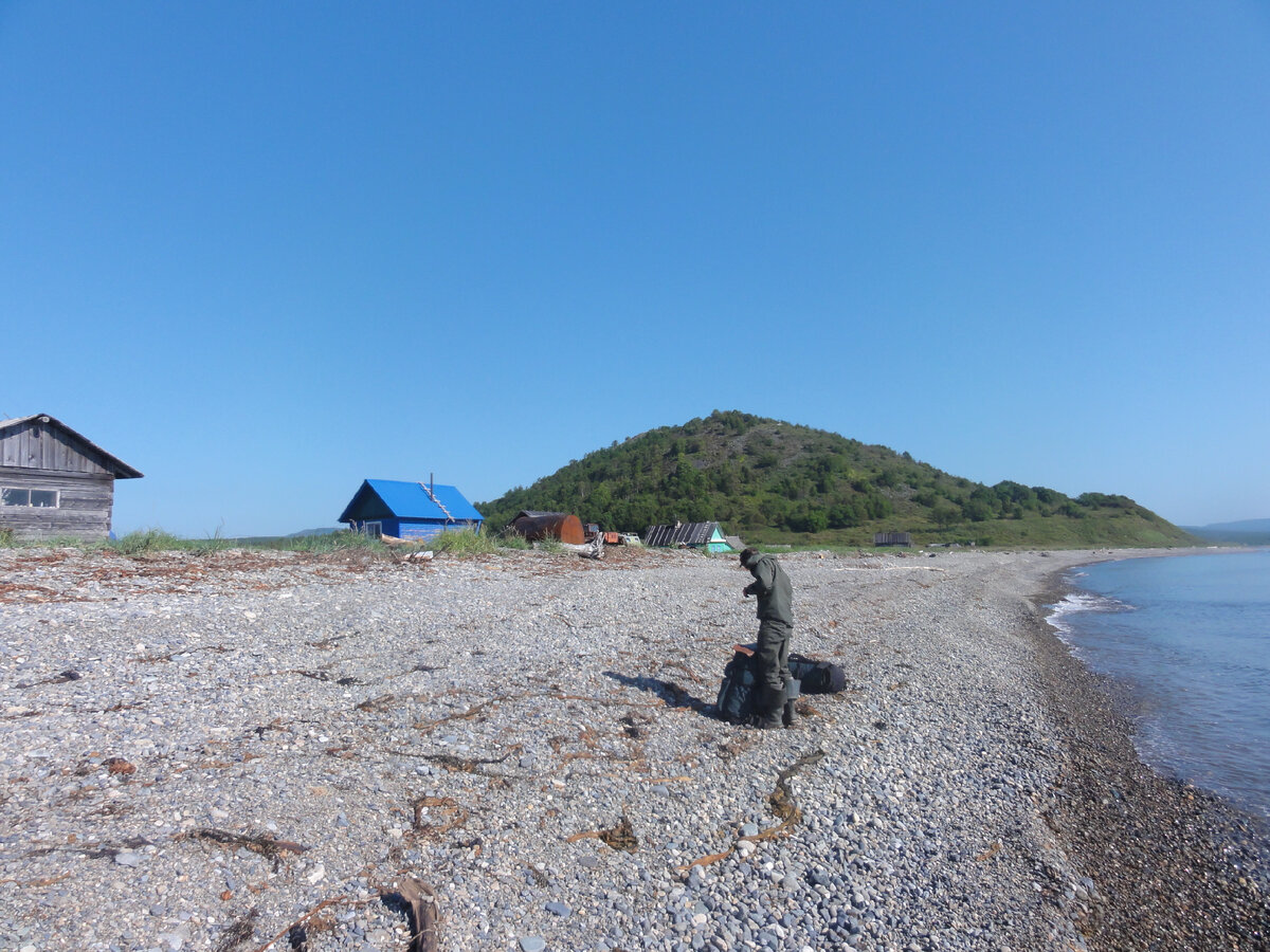 Студент и наши рюкзаки на пляже Гроссевичей
