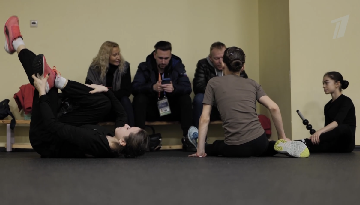 Фигуристки "Хрустального" вместе со своим тренерским штабом. Источник фото: телеграмм канал Фигурное катание на Первом.