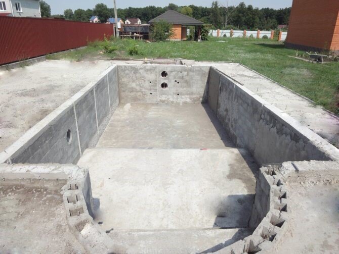 Строительство бассейнов с применением несъемной опалубки для дачи и загородного дома