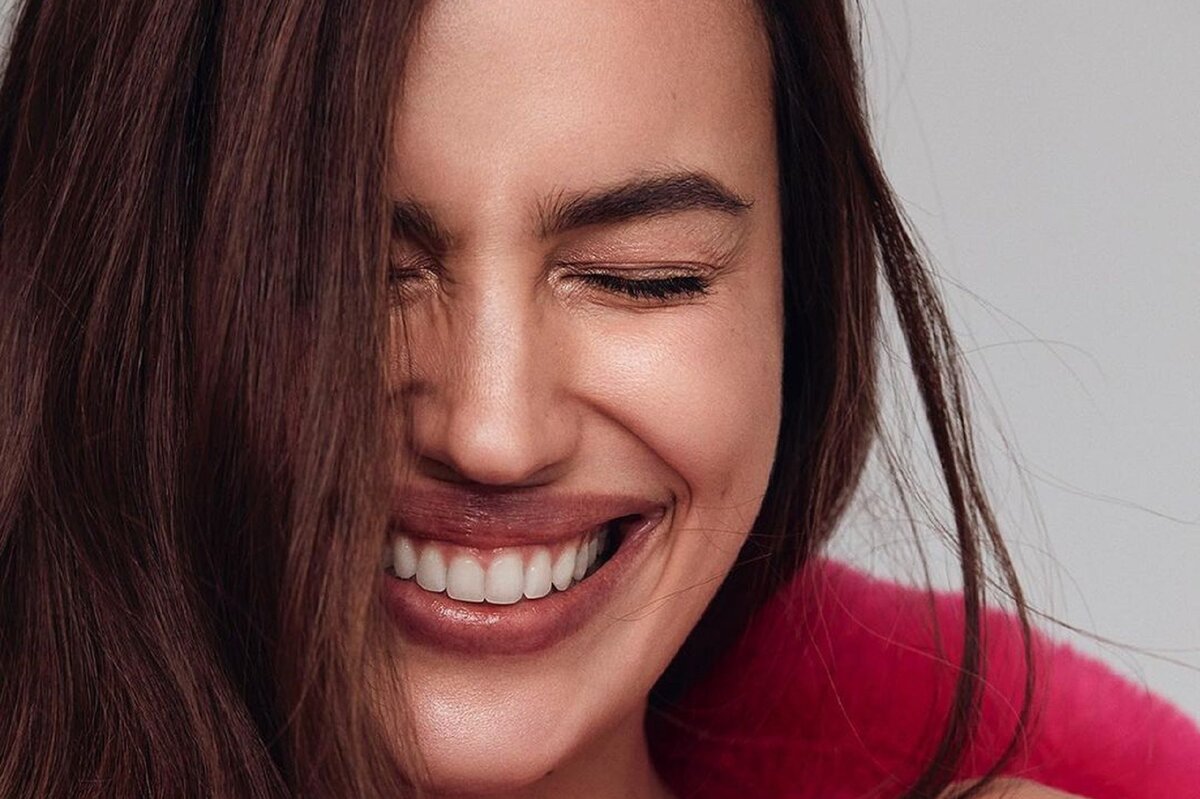     «Самое жаркое фото декабря-2022»: Ирина Шейк в миниатюрном бикини взорвала Сеть