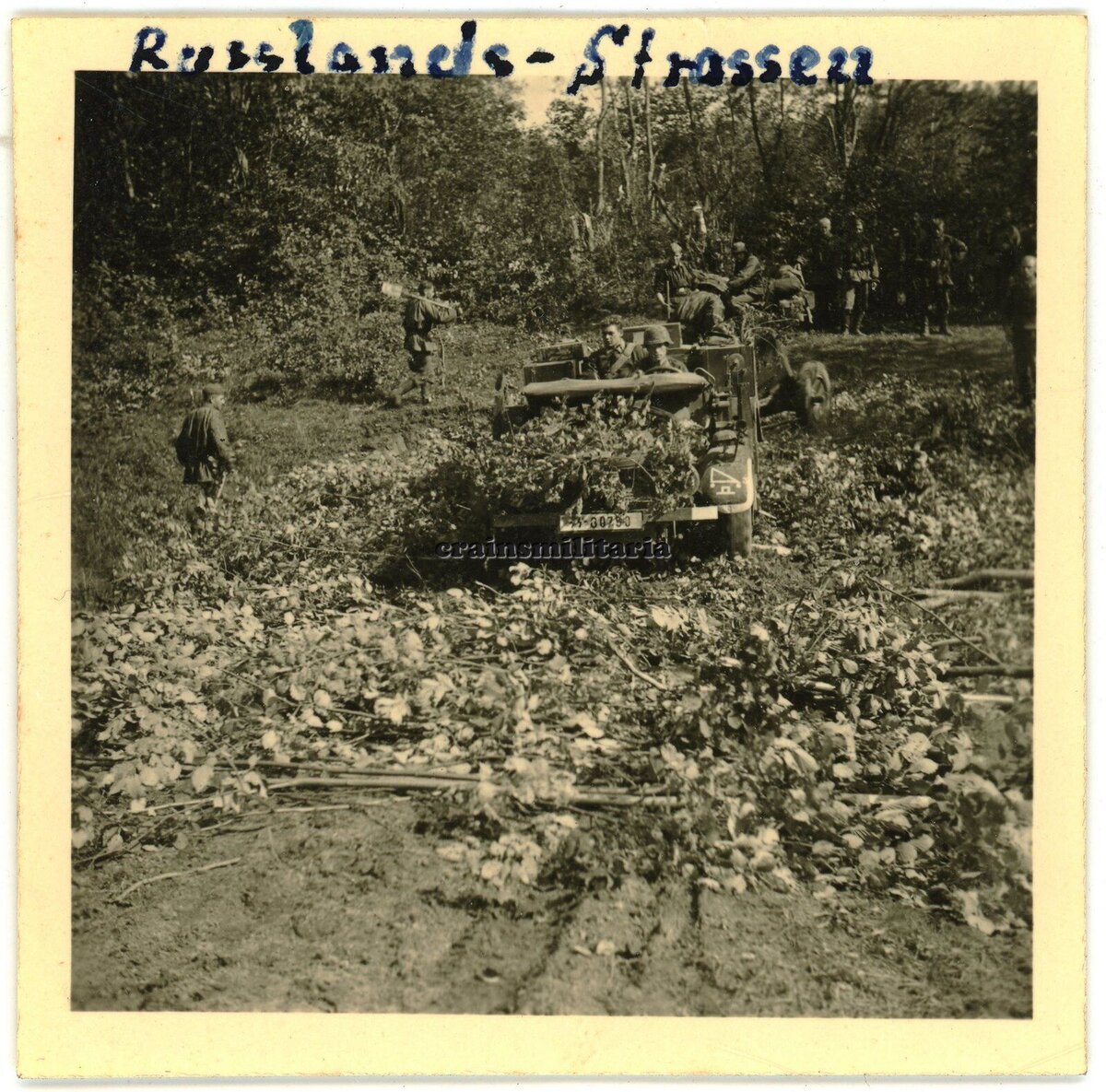 Тянет через свежую гать легкое орудие.