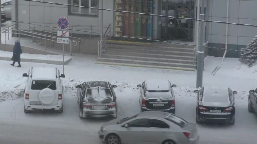     Служебный автомобиль главы Хакасии Валентина Коновалова заметили припаркованным на месте для инвалидов. При этом рядом были свободные парковочные места.