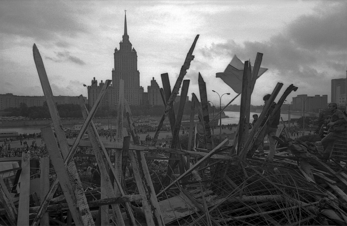 ПОСЛЕ РАЗВАЛА СОЮЗА ПРОИЗОШЁЛ ПУТЧ. ЛЮДИ ОКАЗАЛИСЬ В НОВЫХ РЕАЛИЯХ, И ОСОЗНАТЬ ПРОИСХОДЯЩЕЕ БЫЛО НЕПРОСТО. ЖУРНАЛИСТЫ НЕ СТАЛИ ИСКЛЮЧЕНИЕМ. ФОТО: © MOSCOW 1991:08:20 / GLOBALLOOKPRESS