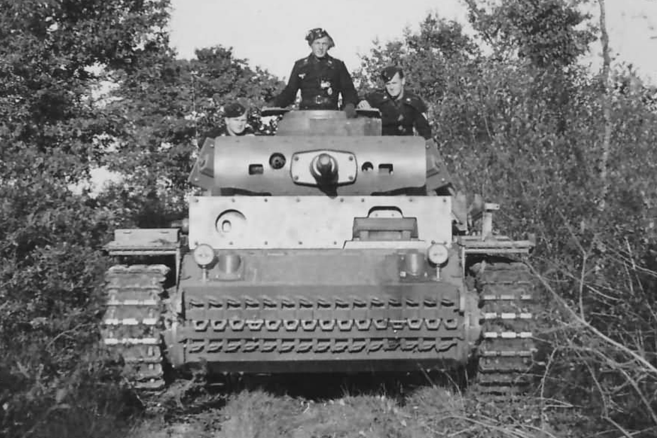 Лоб башни и лоб корпуса усилены экранной бронёй, а на нижний бронелист "кустарно" навесили запасную гусеничную ленту (такие модификации, кстати, были запрещены в немецких войсках, ведь подвеска Pz. III и так не выдерживала повышенной нагрузки)