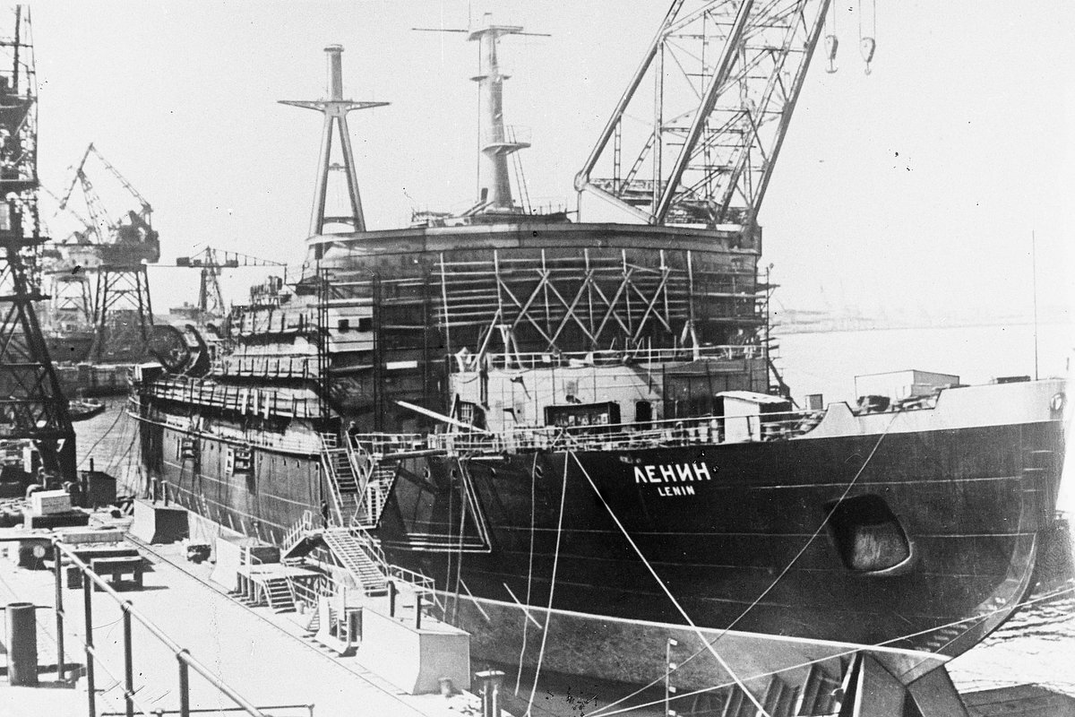 судно спущенное на воду в 1957. 5 декабря 1957 в ссср спущен на воду первый в мире атомный ледокол ленин. судно спущенное на воду в 1957. ледокол ленин 1957. судно русь краболов.