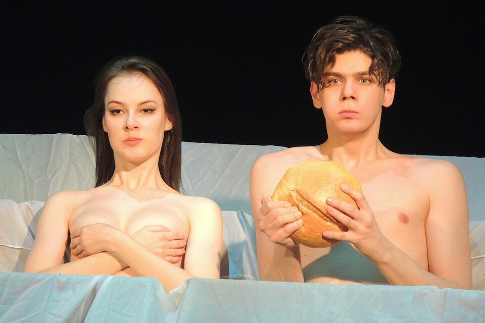     Спектакль-повествование, семейная сага на отрезке, длинной в год Анастасия ПЛЕШАКОВА