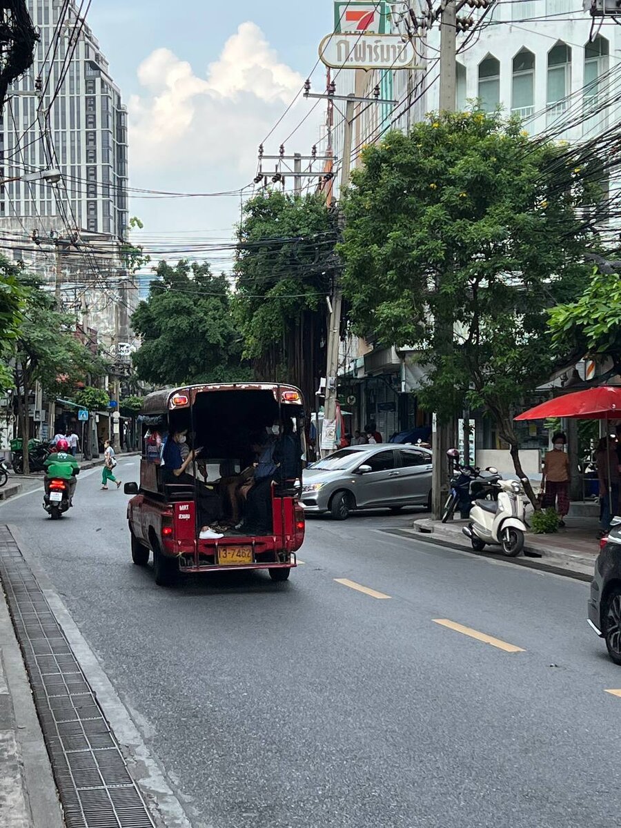 После долгого перерыва на пандемию, мы снова вернулись в Бангкок. Невероятно люблю этот город за его особый колорит. И местных жителей за особый шарм и тысячи улыбок.-2