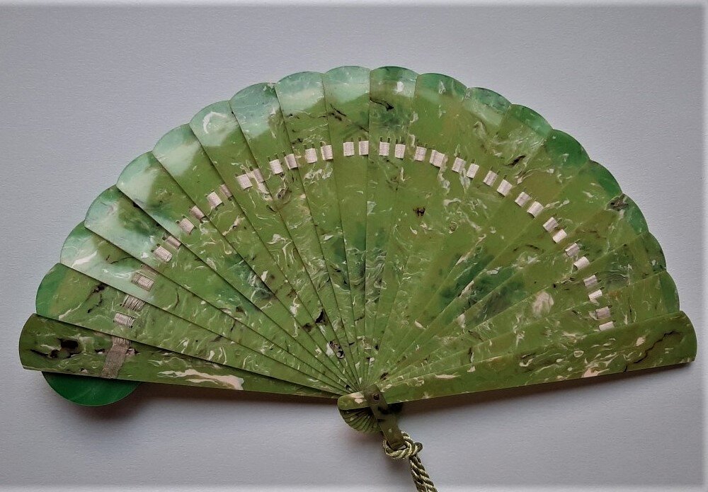 Веер-бризе с коробочкой румян и пуховкой, бакелит, шёлковый шнур, 1930-е.  Fan d'Eventails, официальный сайт -www.fandeventails.fr 