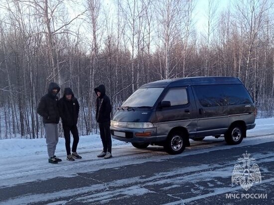     В Хабаровском крае спасатели помогли автолюбителю застрявшему на трассе. Фото: ГУ МЧС России по Хабаровскому краю