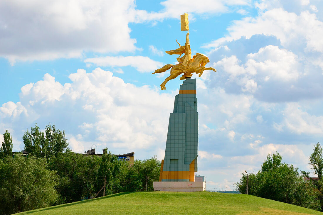 Золотой всадник элиста. Памятник золотой всадник в Элисте. Золотой всадник Калмыкия. Достопримечательности Элисты золотой всадник. Золотой всадник Элиста Джангар.