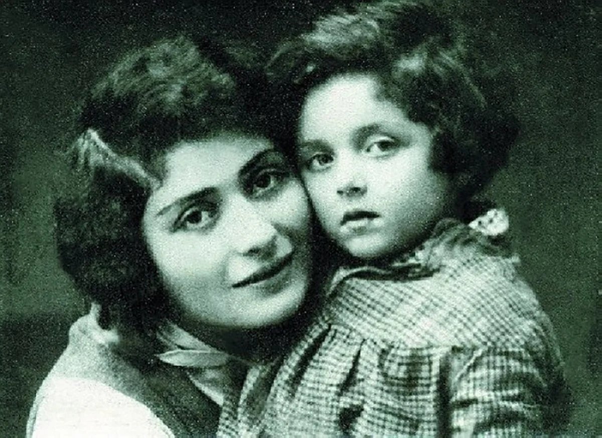 Евгения Соломоновна (на фото слева) покончила с собой после связи с Шолоховым