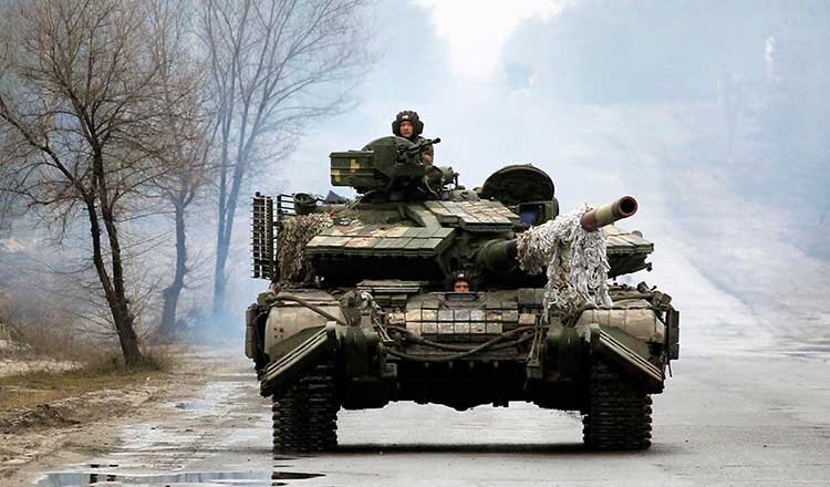 Украинский танк в Луганской области 25 февраля 2022 года. AFP