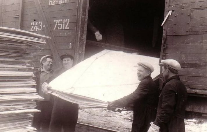 Выгрузка фанеры в СССР. Фото взято из открытых источников.