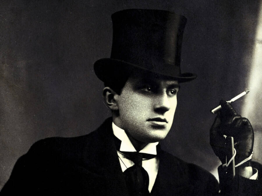 Футурист В. Маяковский-"ответственный за революционную поэзию" фото из rg.ru