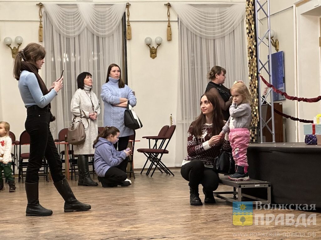     Волжский «Арлекин» начал новый год с камерной премьеры «Рождественский вертеп»
