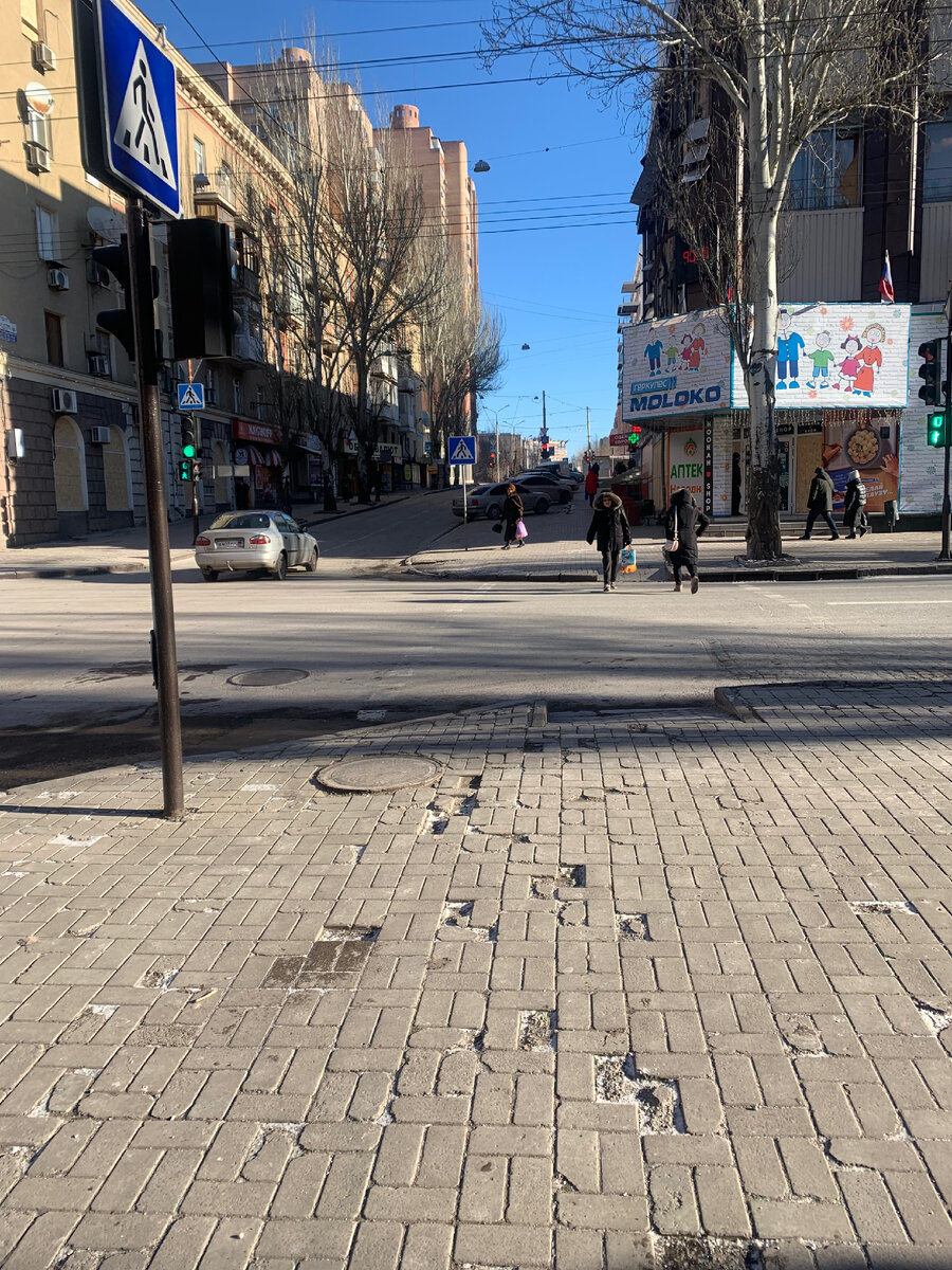 На фото магазин, в который прилетел снаряд за несколько недель до Нового года . Кстати самый центр 