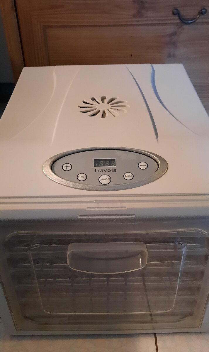 Покупала я эту сушилку для того, чтобы делать вяленые помидоры. Стоила как-то бюджетно. Фото автора.