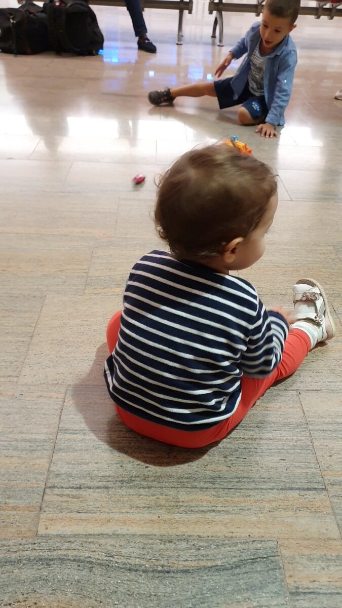 во время моего допроса дети играли в здании аэропорта