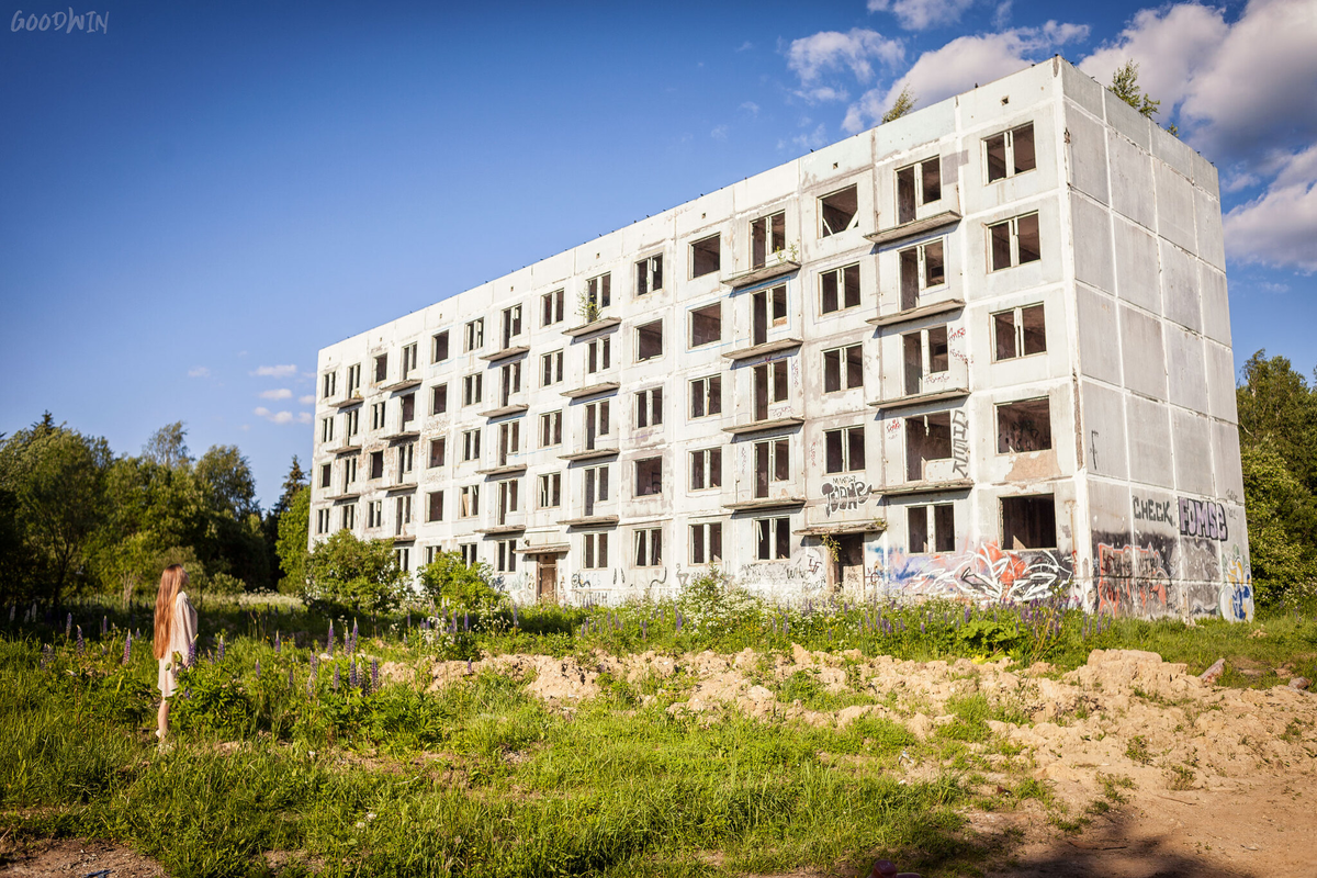 На фото видны дырки от пуль на пятиэтажке (источник:https://pikabu.ru/story/adulyar__samyiy_mrachnyiy_gorodprizrak_moskovskoy_oblasti_9320118)