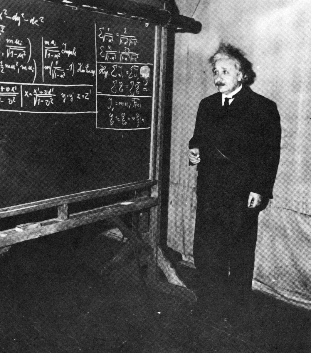 Памятник альберту эйнштейну в германии. Эйнштейн в принстоне. Albert einstein university. Арбельт эйнштейн. Albert einstein university.
