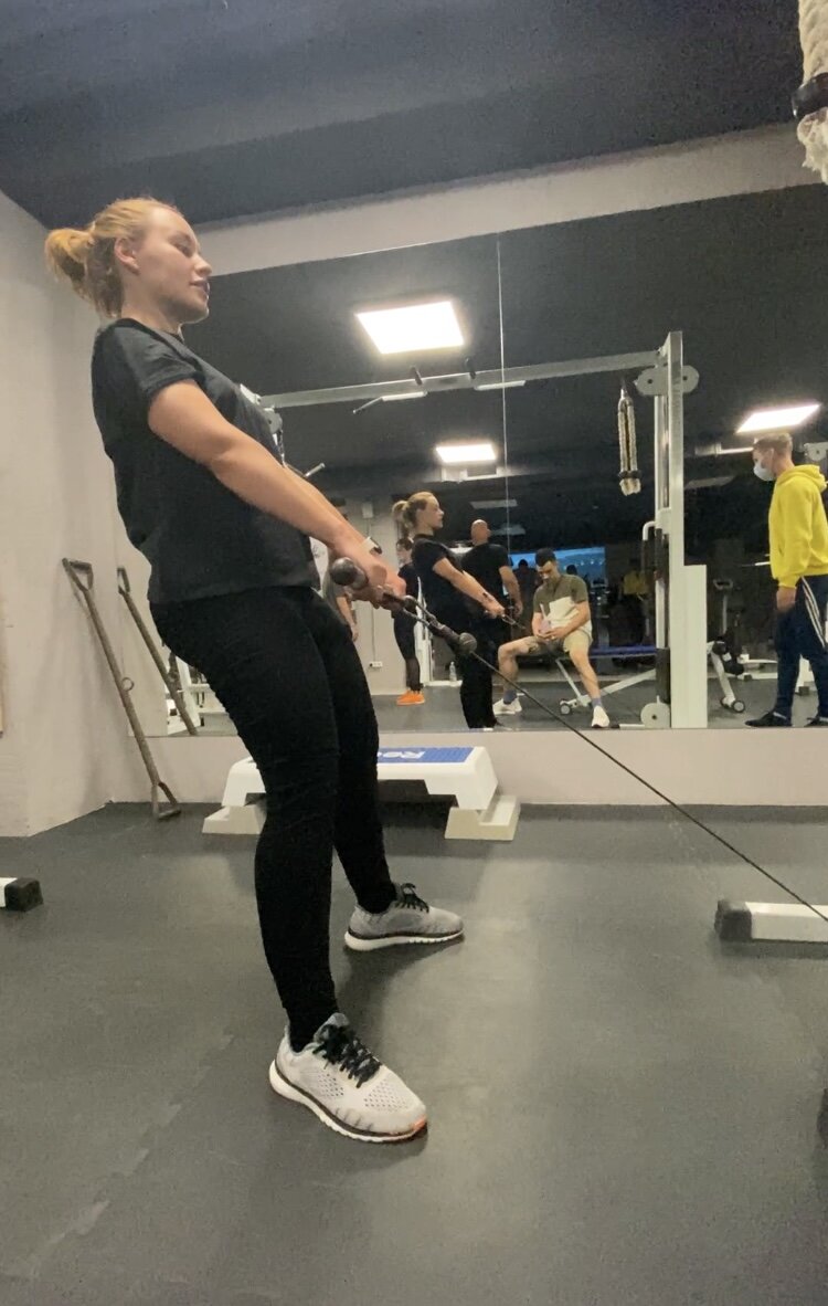 опять гармошка и оттянутые коленки, постоянно приходится поправлять