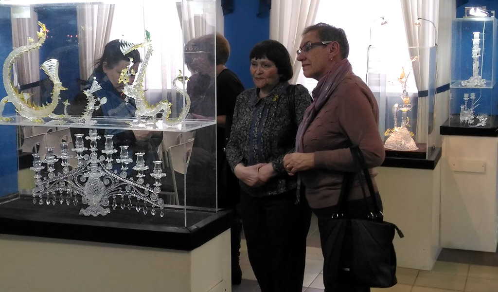 На выставке "Волшебный мир стекла Алексея Зеля"