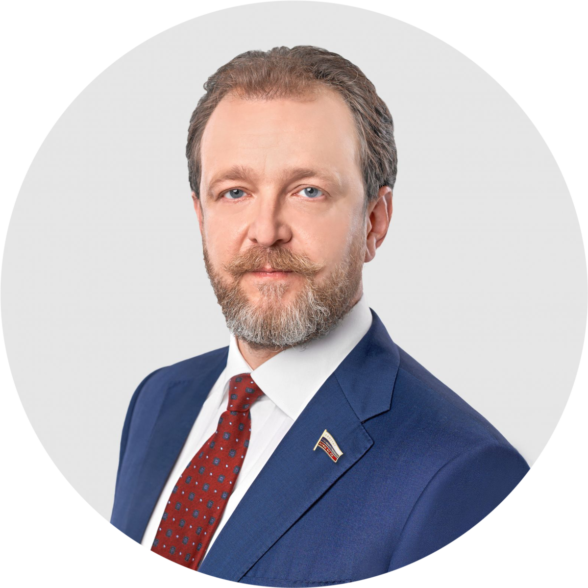 – Минимальный оклад должен быть у всех одинаковым и не ниже установленного МРОТ, а надбавки за особые условия труда, премии за хорошую работу должны начисляться сверх оклада. Такой же позиции придерживается и Конституционный суд РФ. По нашим данным, зарплату меньше МРОТ сегодня получает примерно 700 тысяч граждан. Особенно часто это происходит в организациях реального сектора экономики и, как ни странно, в бюджетной сфере и на госслужбе, – заявил депутат Госдумы фракции «Справедливой России – За правду», руководитель проекта сети Центров защиты прав граждан Андрей Кузнецов.
