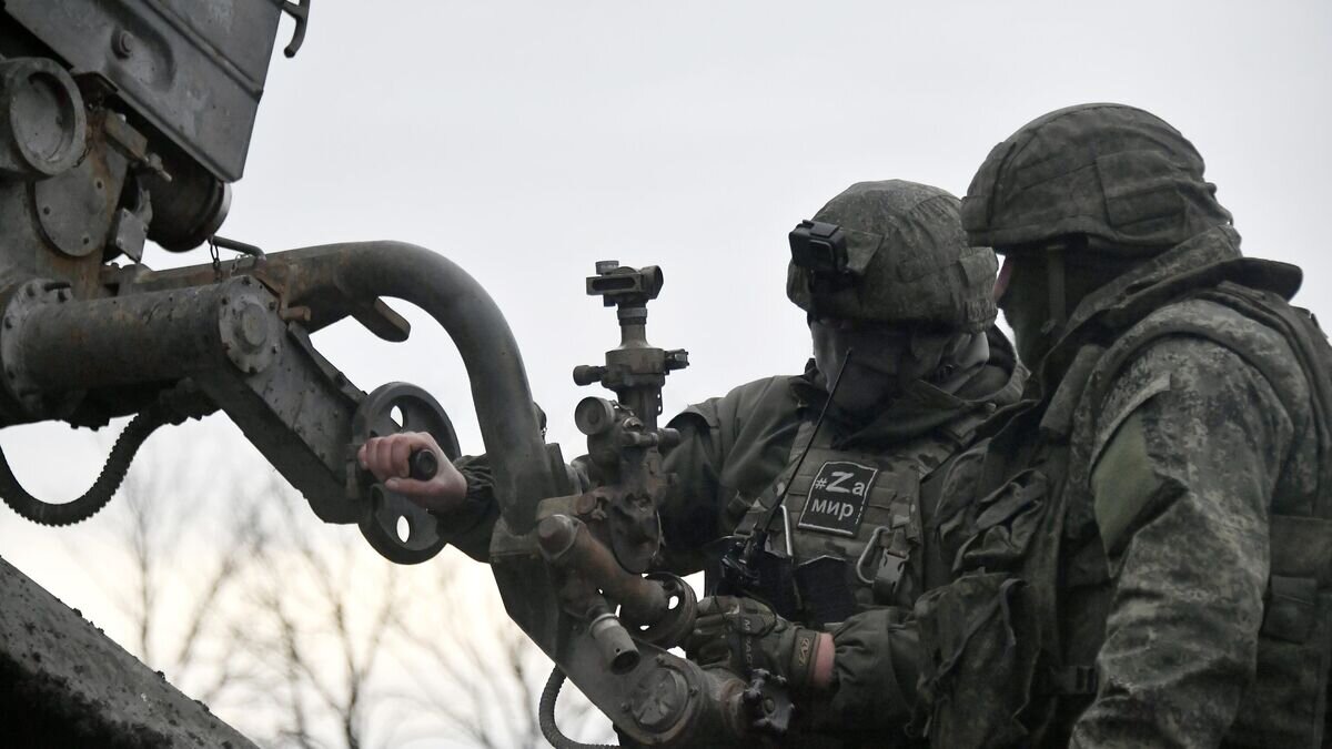    Военнослужащие МО РФ производят наведение реактивной системы залпового огня БМ-21 "Град" в зоне проведения СВО© РИА Новости / Евгений Биятов