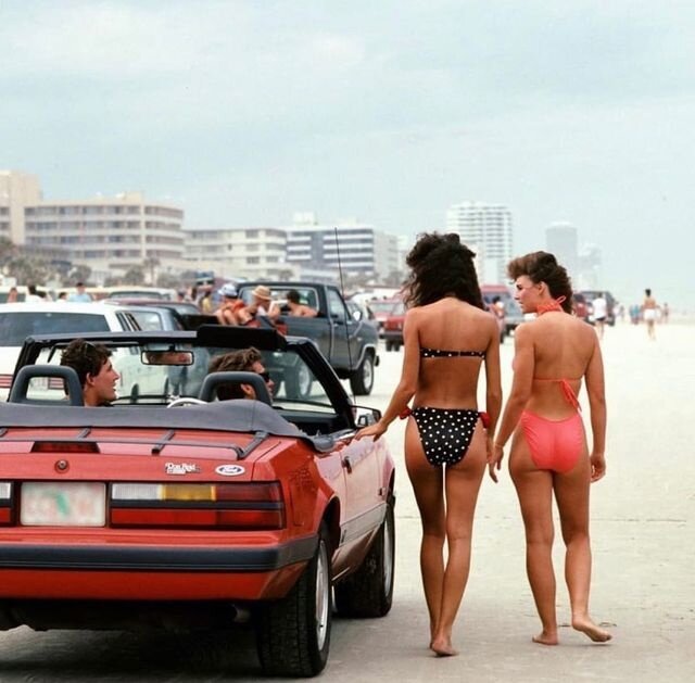 Сегодня предлагаю посмотреть на атмосферные цветные фотографии лета в городе Дейтона-Бич в 1970-х и 1980-х  годов.  Американцы прошлого отдыхали везде, не только во Флориде.