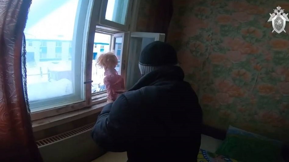    фото – из материалов уголовного дела, обвиняемый показывает, как выкидывал ребёнка.
