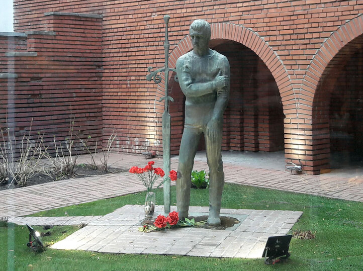     Памятник Владимиру Высоцкому во дворе Театра на Таганке. / Соцсети