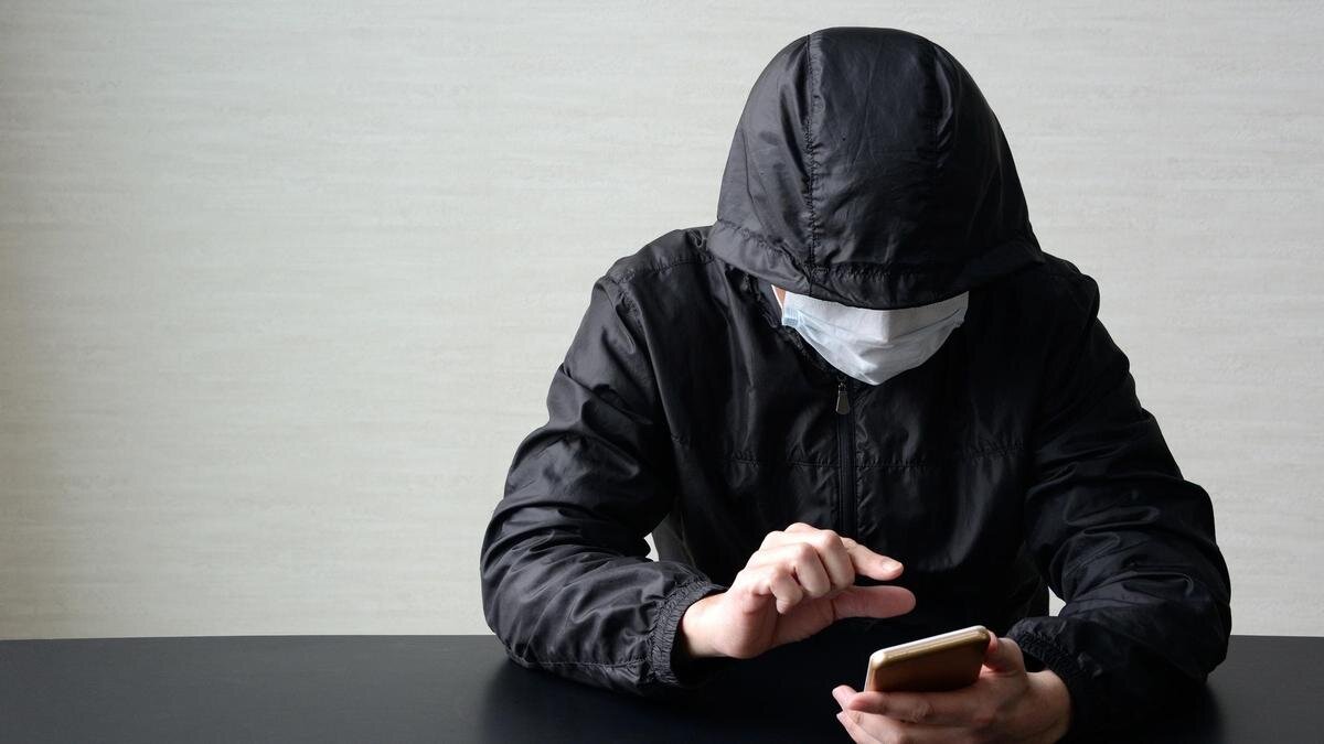    Мужчина звонит по телефону:takasuu/Getty Images