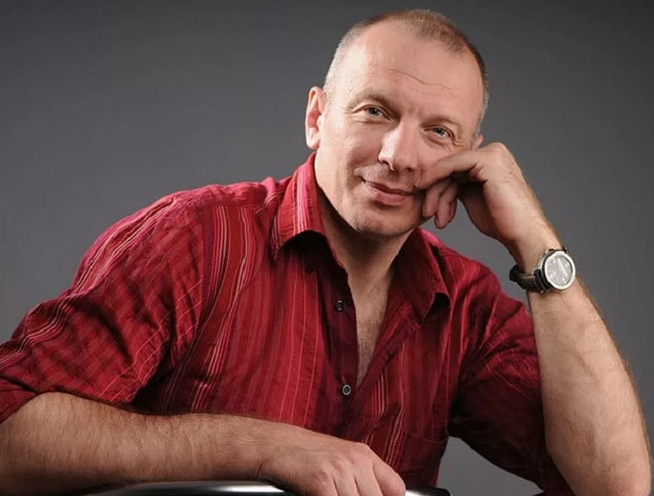 Этого популярного белорусского актёра благодаря фактурной внешности любят снимать режиссёры военных и криминальных фильмов.
