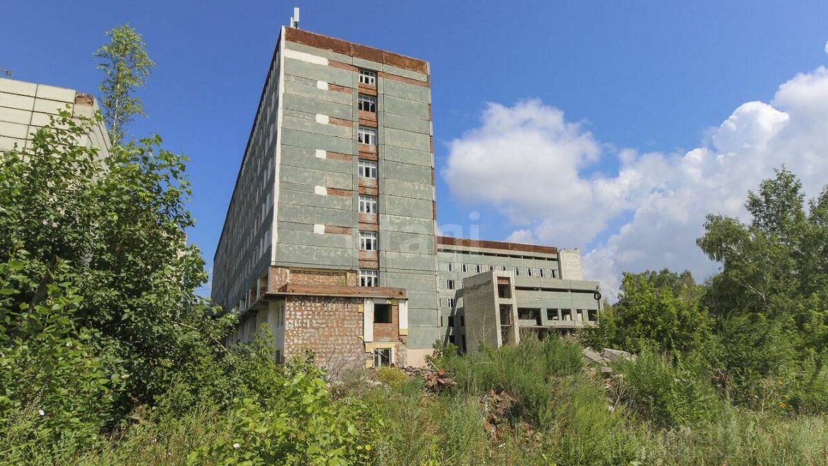     На продажу выставили восьмиэтажное недостроенное здание в Чкаловском поселке, которое можно реконструировать под жилой дом.