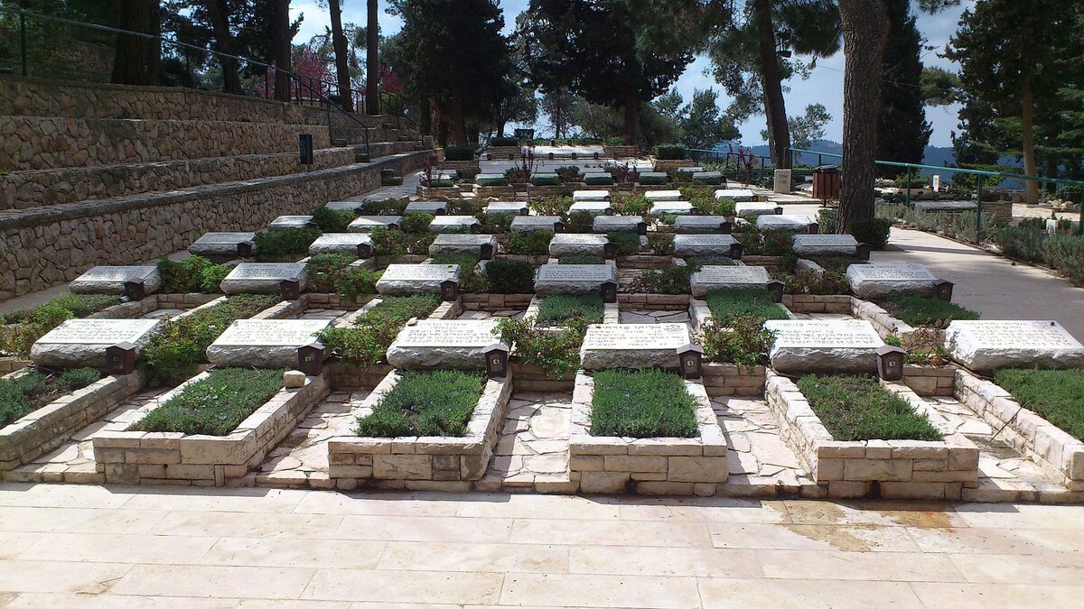 Могилы участников отряда «Ламед-хей» на горе Герцля в Иерусалиме.