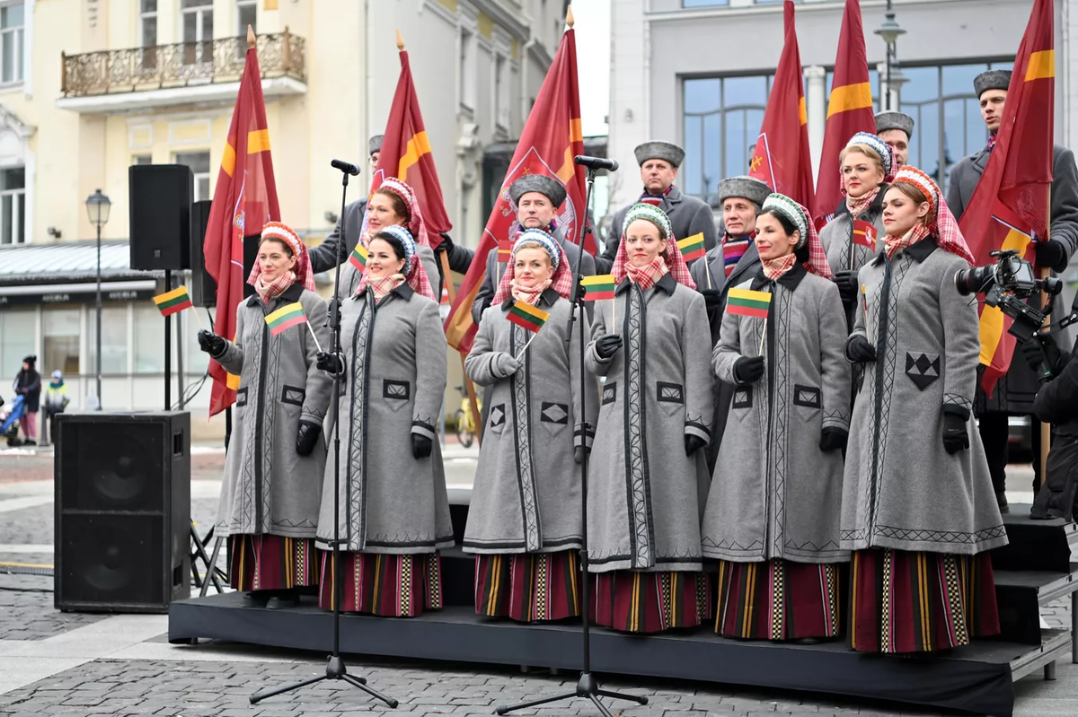 В 12:00 на Ратушной площади состоялась официальная церемония поднятия флагов Вильнюса — флагов святого Христофора.