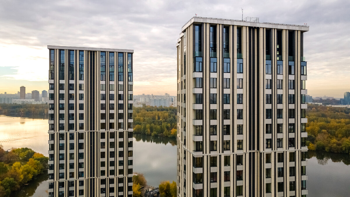 Level Стрешнево со всех сторон окружен водой и зеленью.