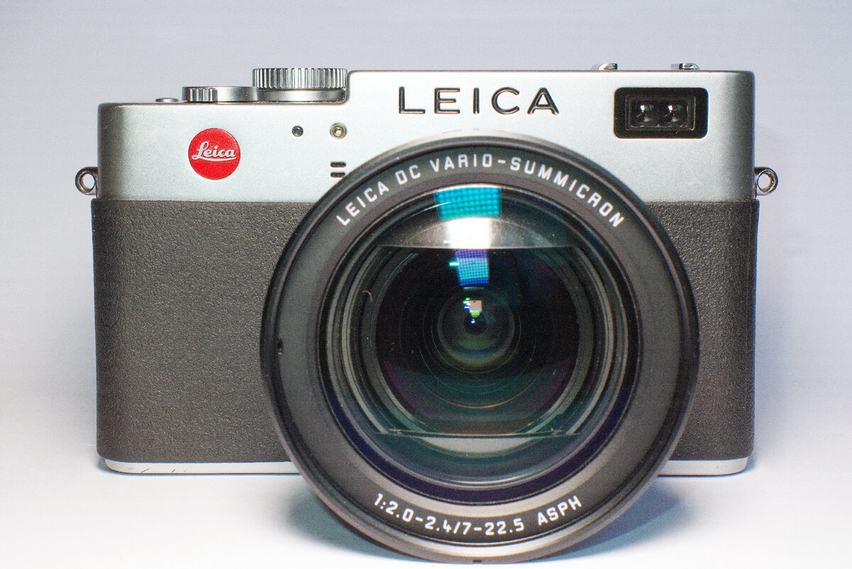 Даже близко не Leica, хотя написано трижды