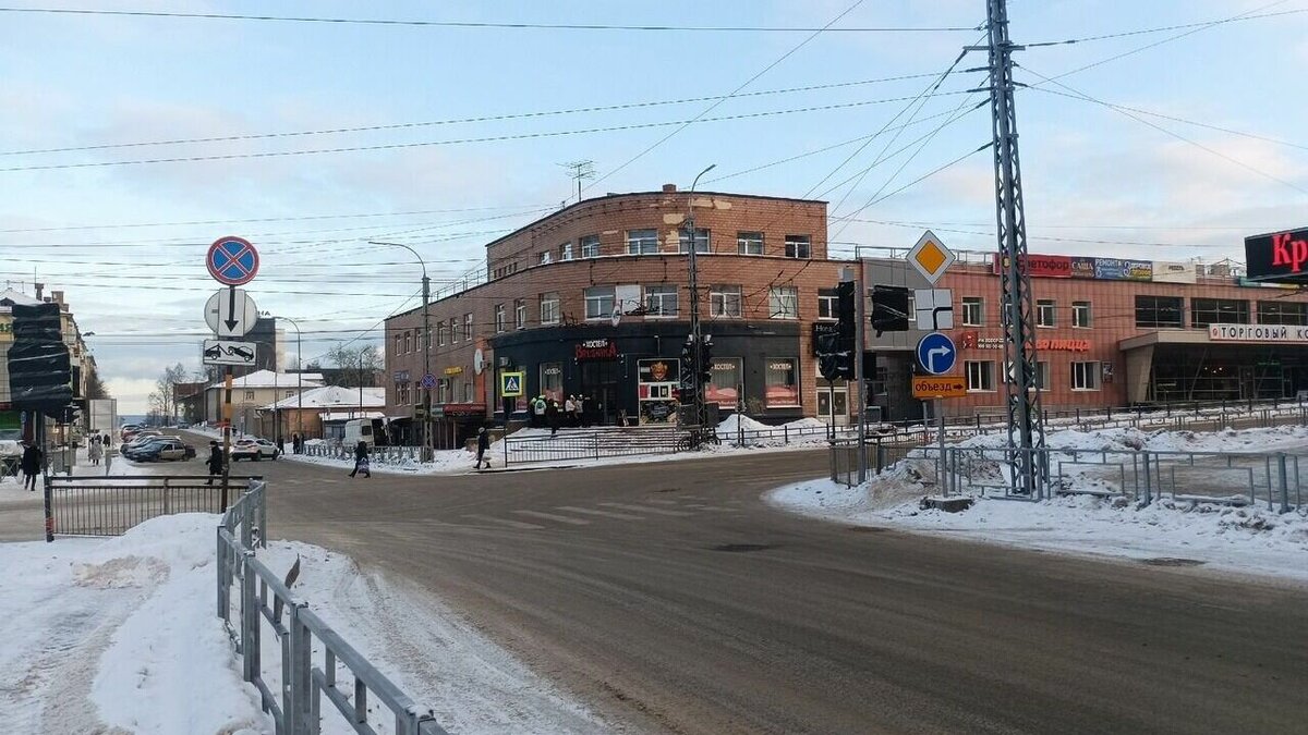     Автоинспекторы просят водителей обращать внимание на знак, установленный перед пересечением проезжих частей.